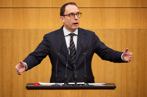 Am Redner:innenpult Nationalratsabgeordneter Andreas Ottenschläger (ÖVP)