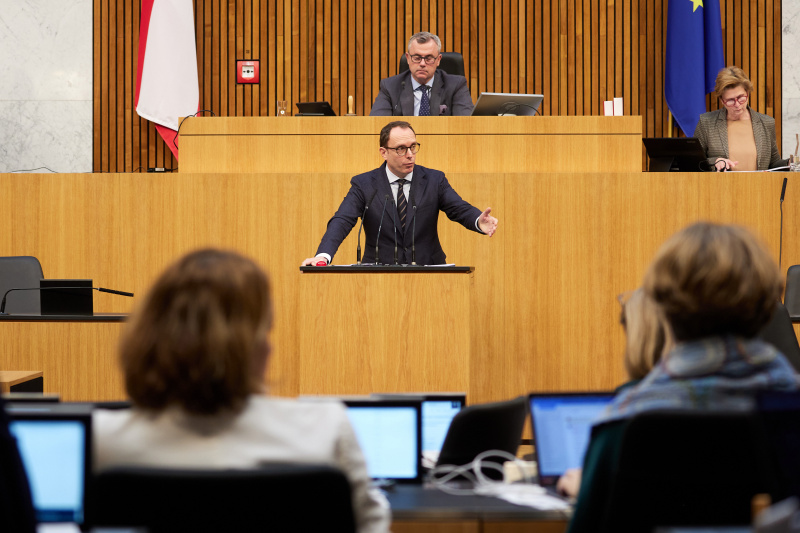 Am Redner:innenpult Nationalratsabgeordneter Andreas Ottenschläger (ÖVP)