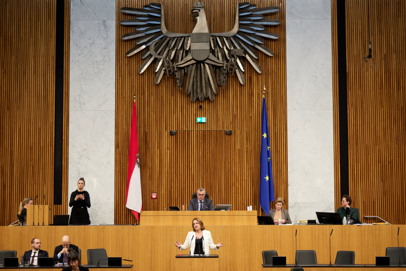Am Redner:innenpult Nationalratsabgeordnete Dagmar Belakowitsch (FPÖ)