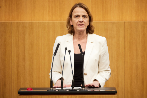 Am Redner:innenpult Nationalratsabgeordnete Dagmar Belakowitsch (FPÖ)