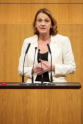 Am Redner:innenpult Nationalratsabgeordnete Dagmar Belakowitsch (FPÖ)