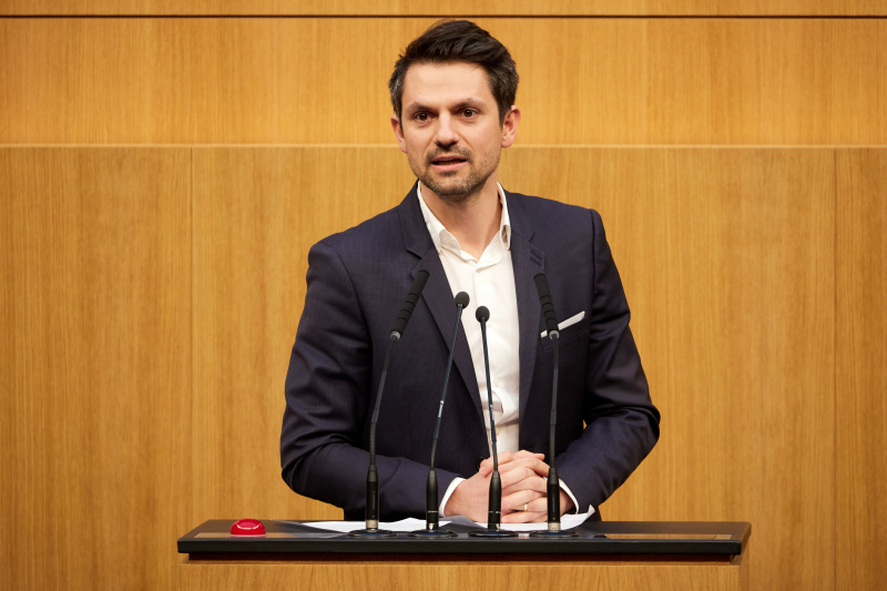 Am Redner:innenpult Nationalratsabgeordneter Jakob Schwarz (GRÜNE)