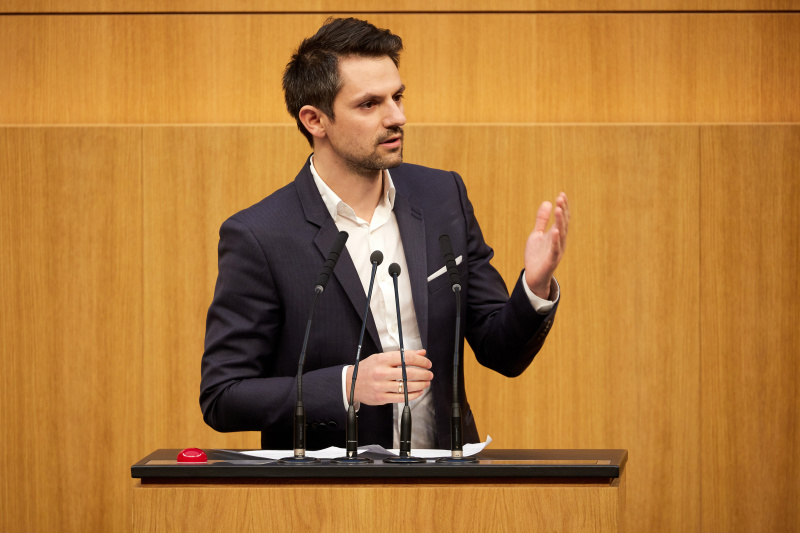 Am Redner:innenpult Nationalratsabgeordneter Jakob Schwarz (GRÜNE)