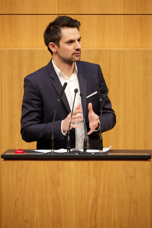 Am Redner:innenpult Nationalratsabgeordneter Jakob Schwarz (GRÜNE)