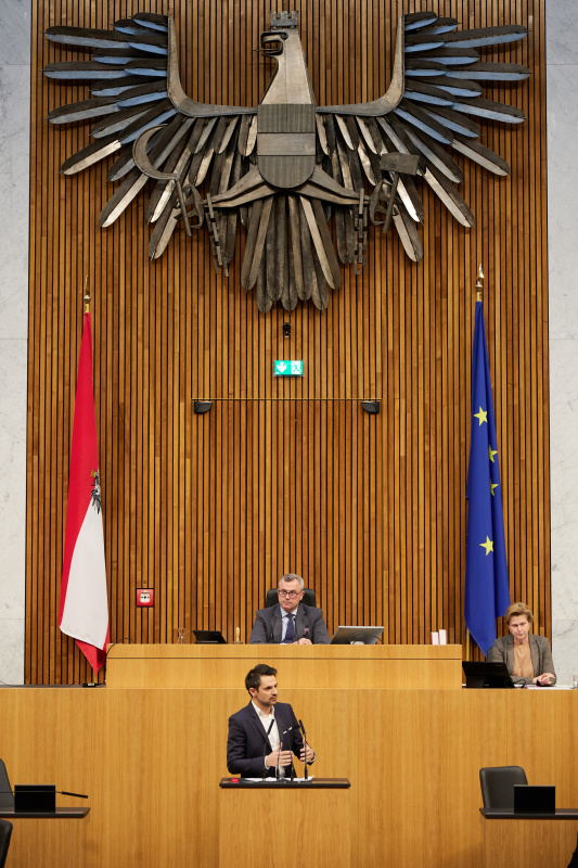 Am Redner:innenpult Nationalratsabgeordneter Jakob Schwarz (GRÜNE)