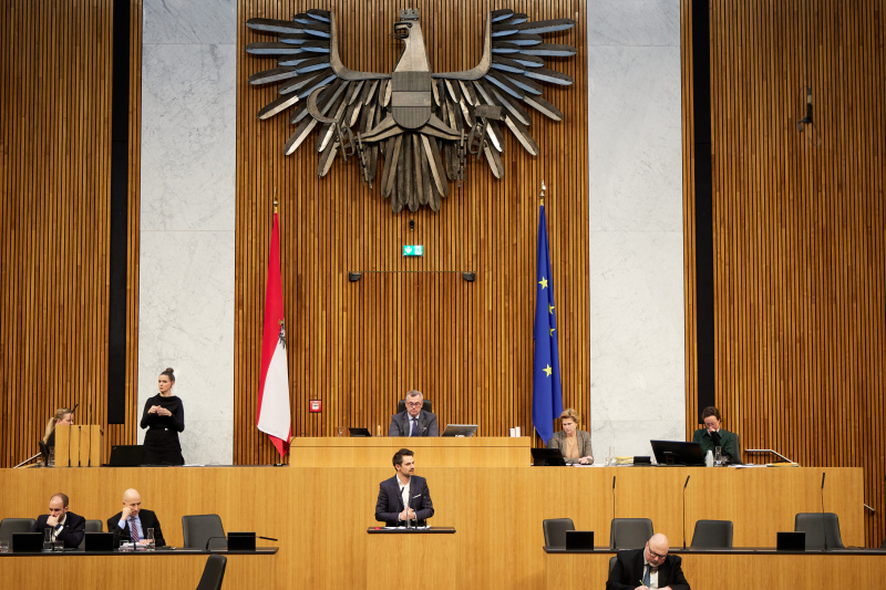 Am Redner:innenpult Nationalratsabgeordneter Jakob Schwarz (GRÜNE)