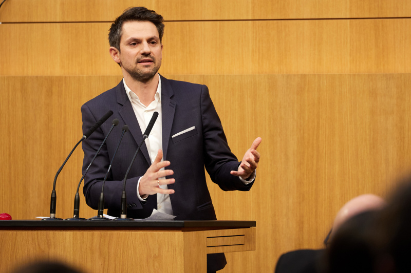 Am Redner:innenpult Nationalratsabgeordneter Jakob Schwarz (GRÜNE)