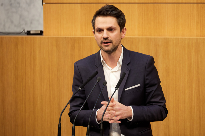 Am Redner:innenpult Nationalratsabgeordneter Jakob Schwarz (GRÜNE)