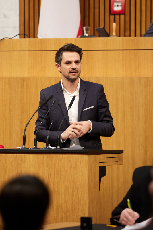 Am Redner:innenpult Nationalratsabgeordneter Jakob Schwarz (GRÜNE)