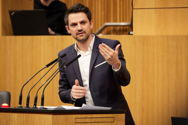 Am Redner:innenpult Nationalratsabgeordneter Jakob Schwarz (GRÜNE)