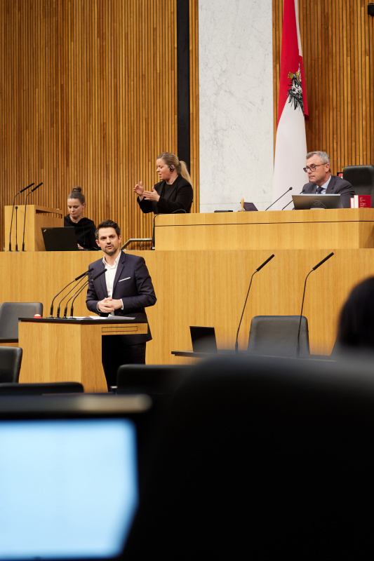 Am Redner:innenpult Nationalratsabgeordneter Jakob Schwarz (GRÜNE)