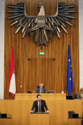 Am Redner:innenpult Nationalratsabgeordneter Philipp Schrangl (FPÖ)