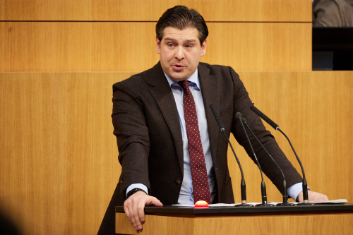 Am Redner:innenpult Nationalratsabgeordneter Philipp Schrangl (FPÖ)