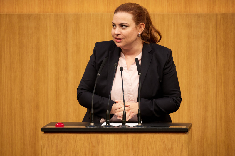 Am Redner:innenpult Nationalratsabgeordnete Nina Tomaselli (Grüne)