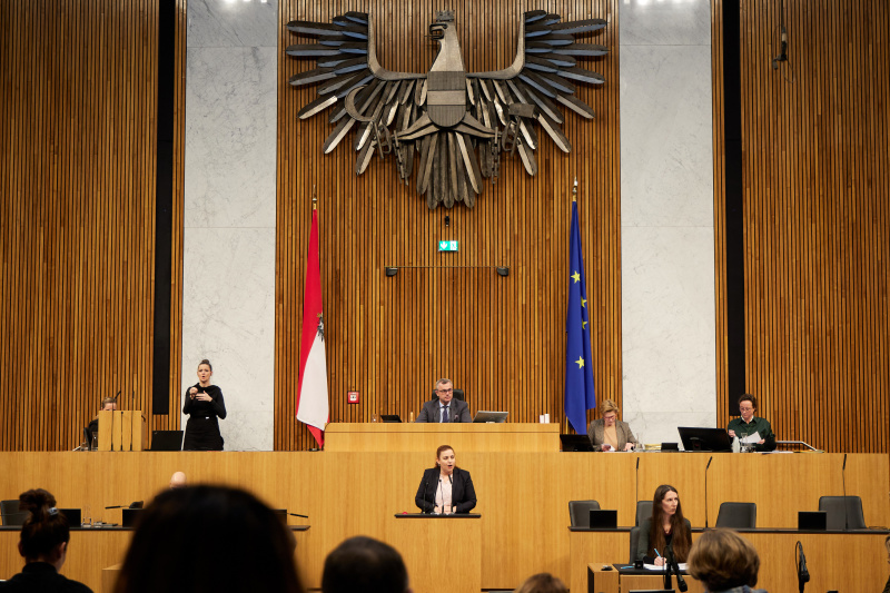 Am Redner:innenpult Nationalratsabgeordnete Nina Tomaselli (Grüne)