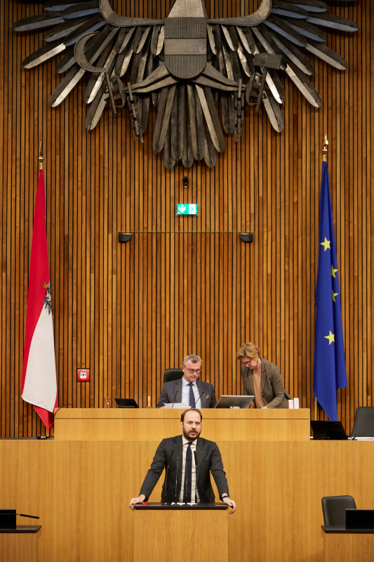 Am Redner:innenpult Nationalratsabgeordneter Nikolaus Scherak (NEOS)