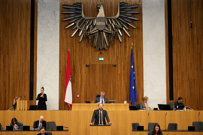 Am Redner:innenpult Nationalratsabgeordneter Nikolaus Scherak (NEOS)