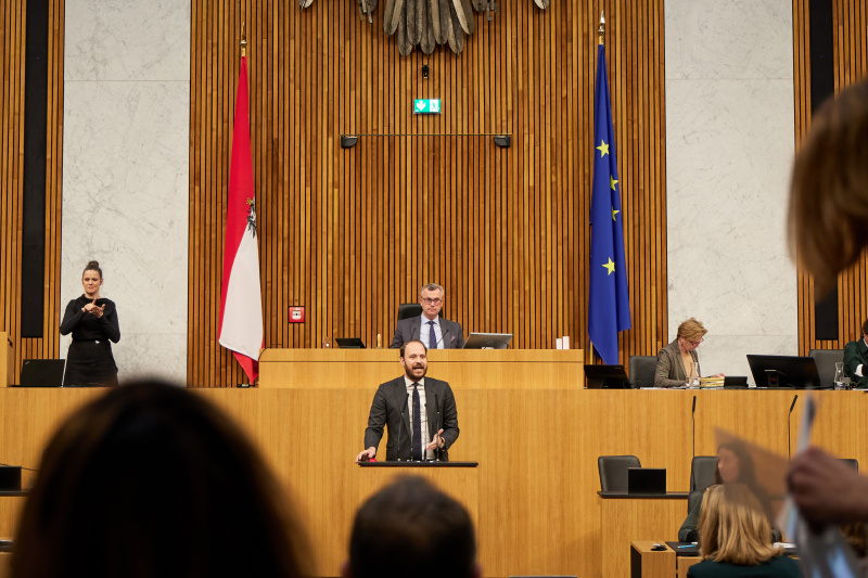 Am Redner:innenpult Nationalratsabgeordneter Nikolaus Scherak (NEOS)