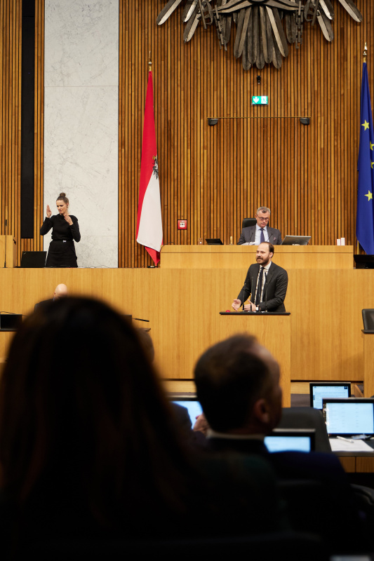 Am Redner:innenpult Nationalratsabgeordneter Nikolaus Scherak (NEOS)