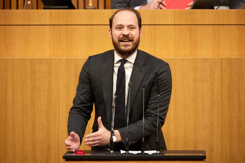 Am Redner:innenpult Nationalratsabgeordneter Nikolaus Scherak (NEOS)