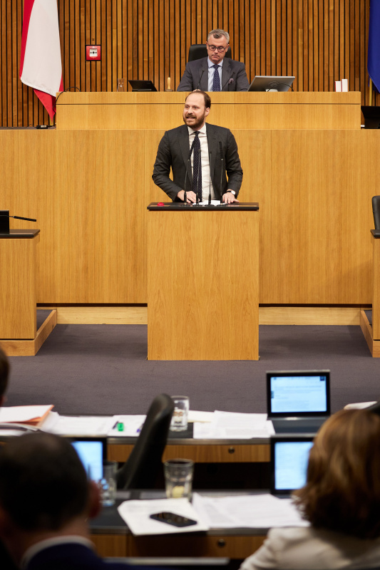 Am Redner:innenpult Nationalratsabgeordneter Nikolaus Scherak (NEOS)