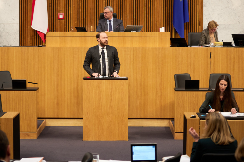 Am Redner:innenpult Nationalratsabgeordneter Nikolaus Scherak (NEOS)