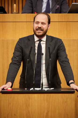 Am Redner:innenpult Nationalratsabgeordneter Nikolaus Scherak (NEOS)