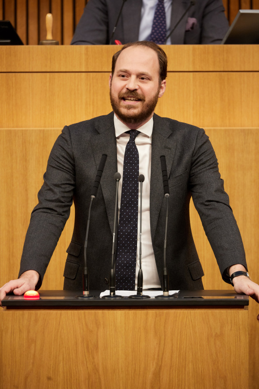 Am Redner:innenpult Nationalratsabgeordneter Nikolaus Scherak (NEOS)