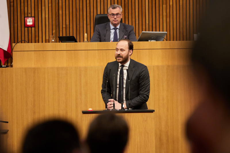 Am Redner:innenpult Nationalratsabgeordneter Nikolaus Scherak (NEOS)