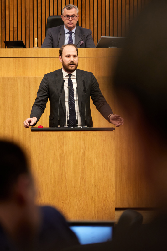 Am Redner:innenpult Nationalratsabgeordneter Nikolaus Scherak (NEOS)