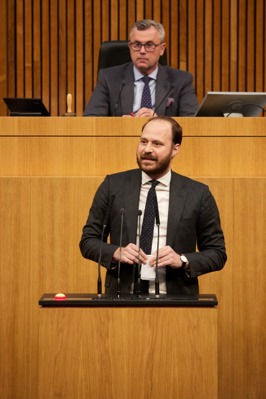 Am Redner:innenpult Nationalratsabgeordneter Nikolaus Scherak (NEOS)