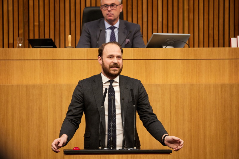 Am Redner:innenpult Nationalratsabgeordneter Nikolaus Scherak (NEOS)