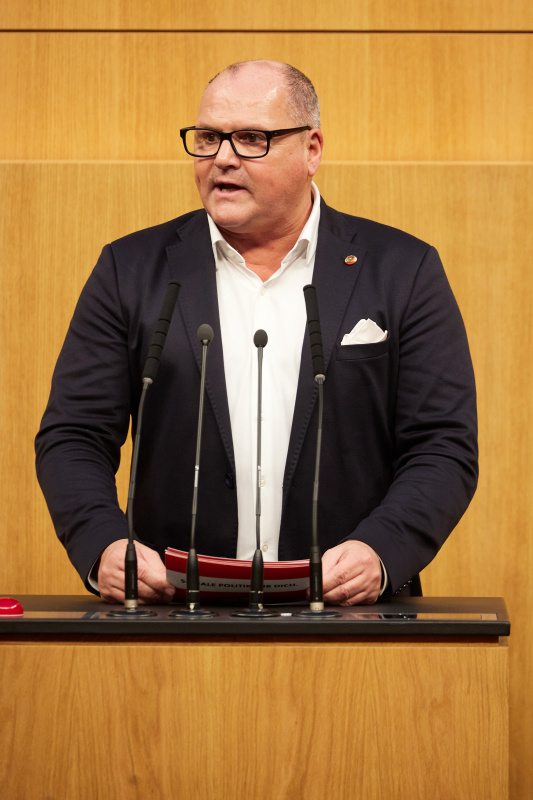 Am Redner:innenpult Nationalratsabgeordneter Alois Schroll (SPÖ)