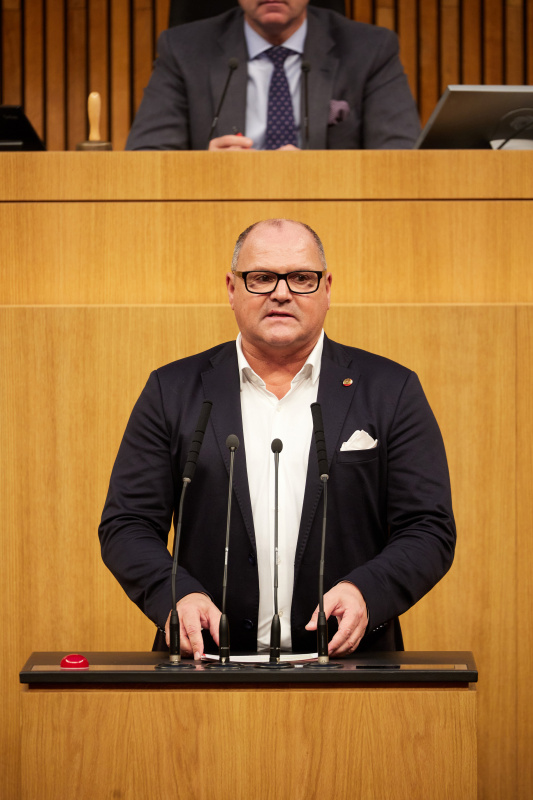 Am Redner:innenpult Nationalratsabgeordneter Alois Schroll (SPÖ)