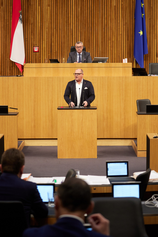 Am Redner:innenpult Nationalratsabgeordneter Alois Schroll (SPÖ)