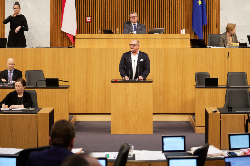 Am Redner:innenpult Nationalratsabgeordneter Alois Schroll (SPÖ)