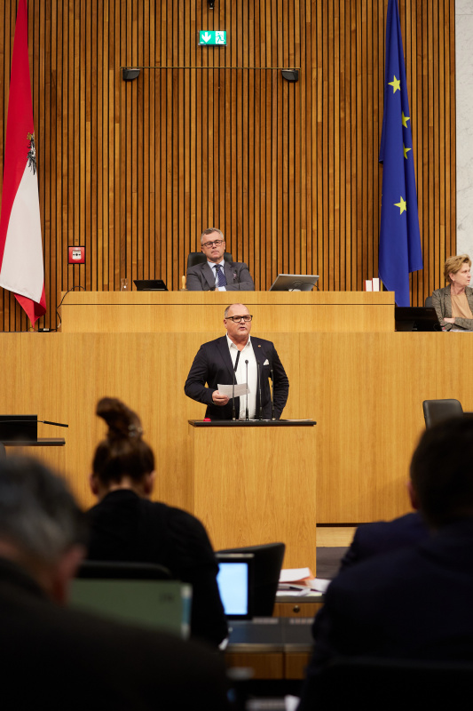 Am Redner:innenpult Nationalratsabgeordneter Alois Schroll (SPÖ)