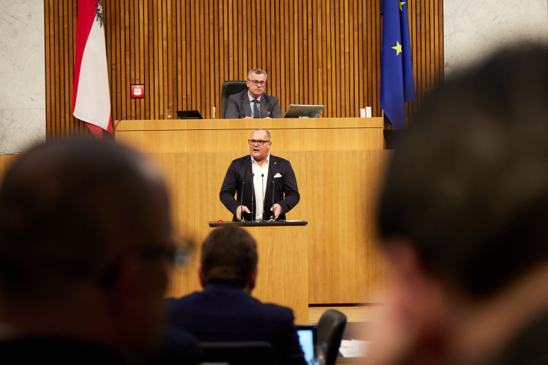 Am Redner:innenpult Nationalratsabgeordneter Alois Schroll (SPÖ)