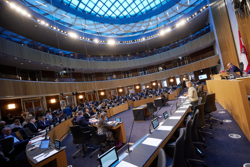 Rede von Infrastrukturministerin Leonore Gewessler (GRÜNE). Blick Richtung Sitzungsteilnehmer:innen