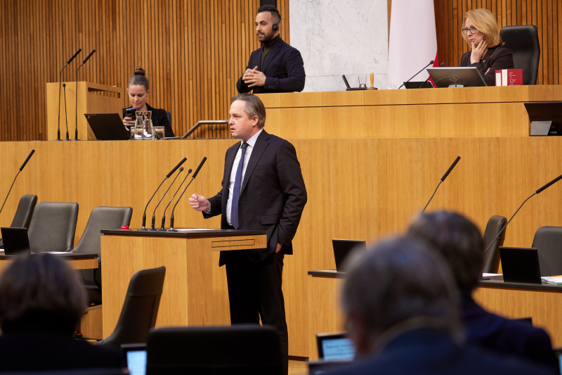 Am Rednerpult Nationalratsabgeordneter Johannes Schmuckenschlager (ÖVP)