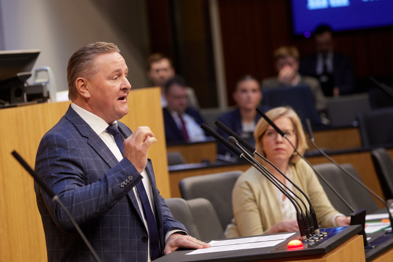 Am Rednerpult Am Rednerpult Abgeordneter zum EU-Parlament Hannes Heide (SPÖ)