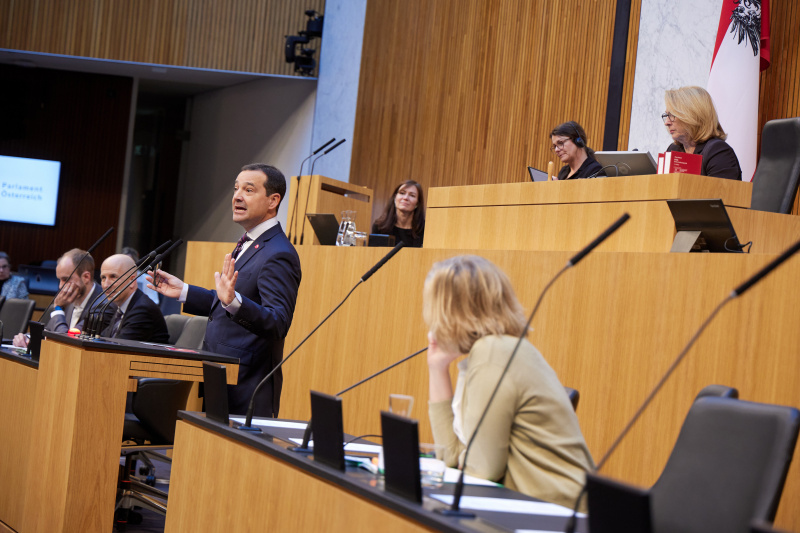 Am Rednerpult Nationalratsabgeordneter Gerald Loacker (NEOS)