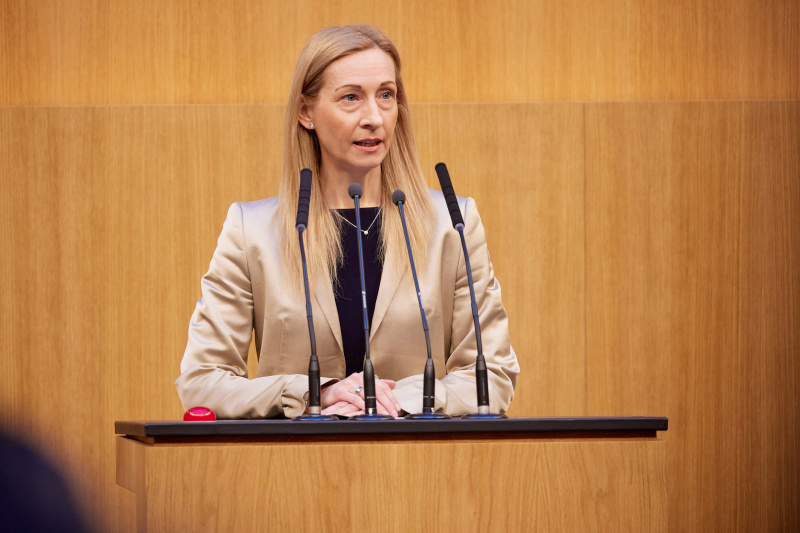 Am Redner:innenpult Nationalratsabgeordnete Agnes Sirkka Prammer (GRÜNE)