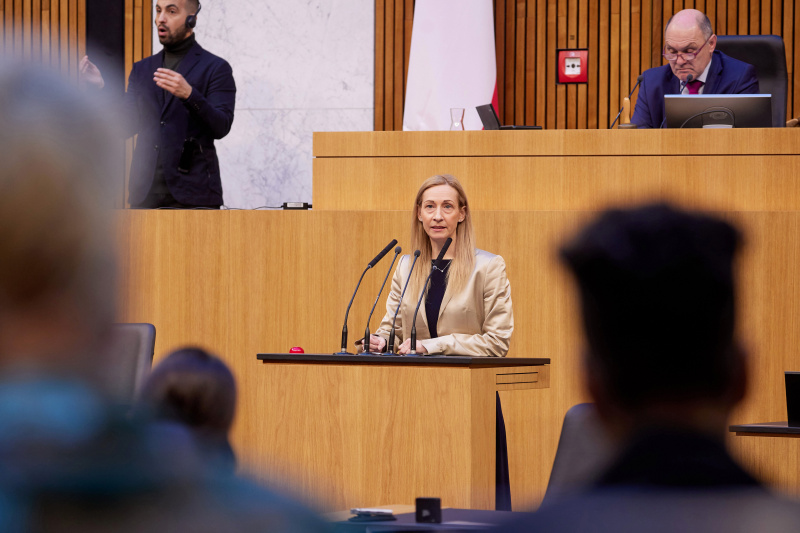 Am Redner:innenpult Nationalratsabgeordnete Agnes Sirkka Prammer (GRÜNE)