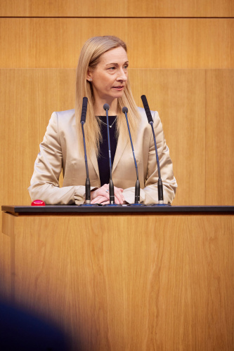 Am Redner:innenpult Nationalratsabgeordnete Agnes Sirkka Prammer (GRÜNE)