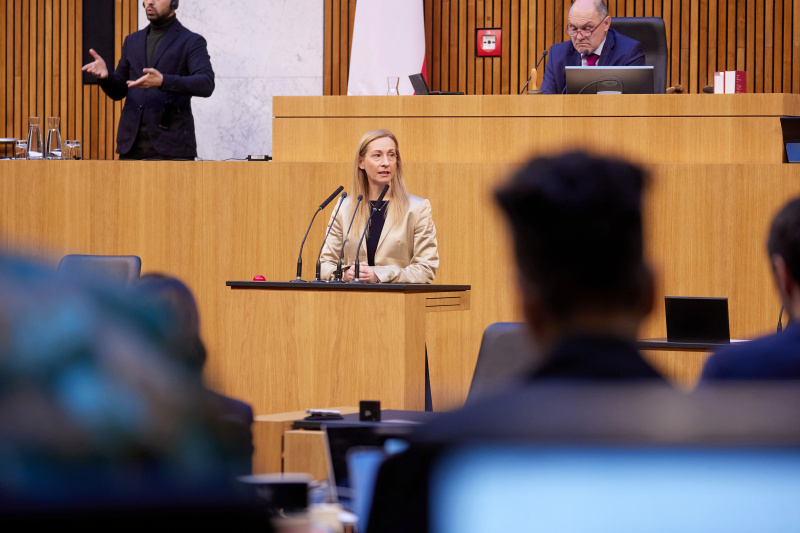 Am Redner:innenpult Nationalratsabgeordnete Agnes Sirkka Prammer (GRÜNE)
