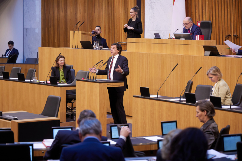 Am Redner:innenpult Nationalratsabgeordneter Johannes Margreiter (NEOS)