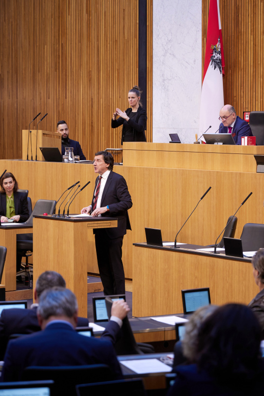 Am Redner:innenpult Nationalratsabgeordneter Johannes Margreiter (NEOS)