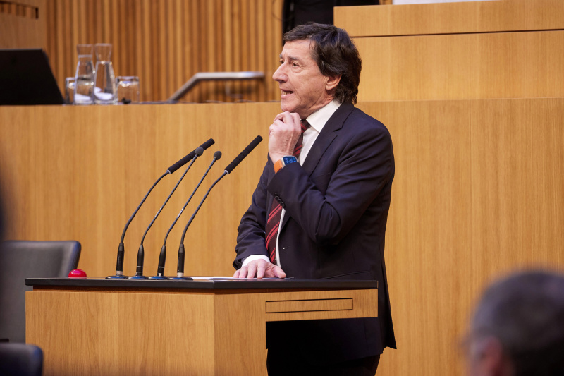 Am Redner:innenpult Nationalratsabgeordneter Johannes Margreiter (NEOS)