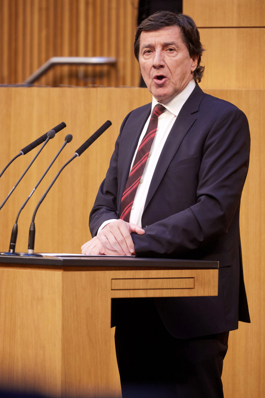 Am Redner:innenpult Nationalratsabgeordneter Johannes Margreiter (NEOS)